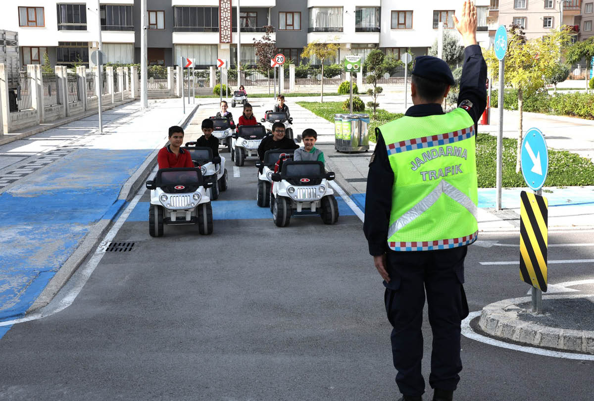 Tüm 4. Sınıflarımıza Trafik Eğitimi Veriyoruz