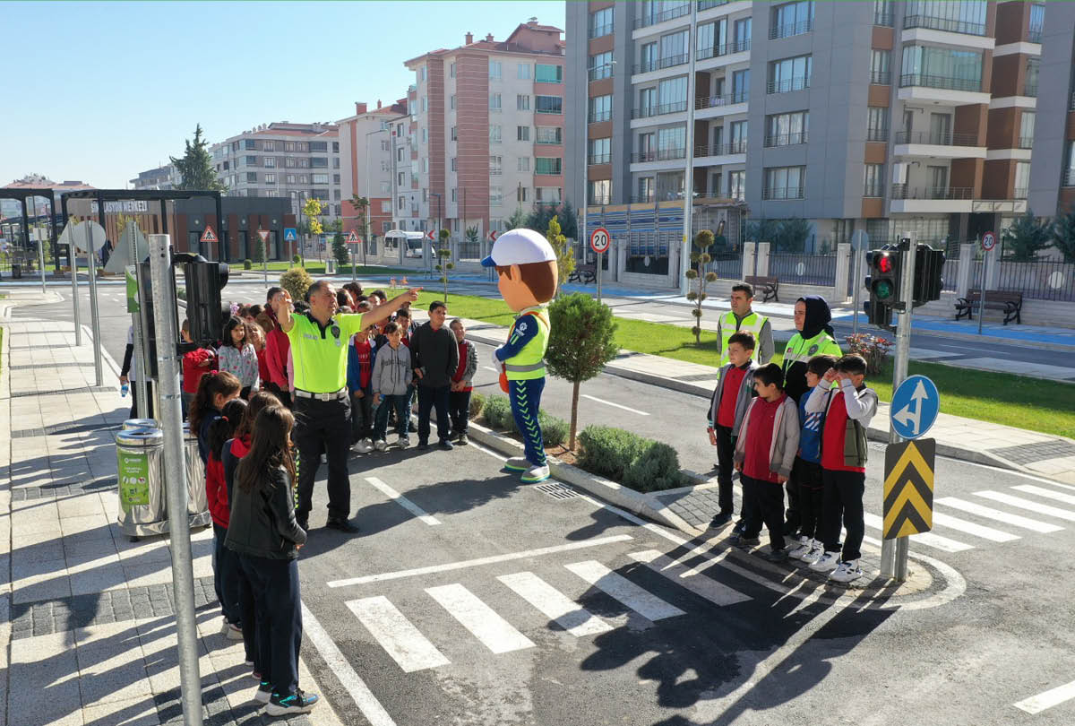 Tüm 4. Sınıflarımıza Trafik Eğitimi Veriyoruz