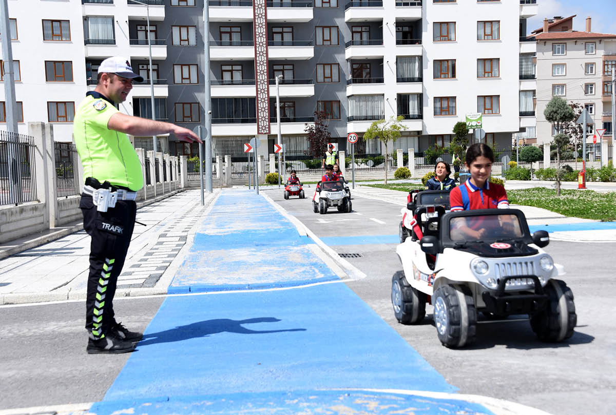 Tüm 4. Sınıflarımıza Trafik Eğitimi Veriyoruz